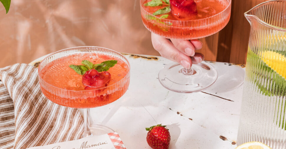 Mocktail de Compotée fraises et framboises à la fleur de Sureau